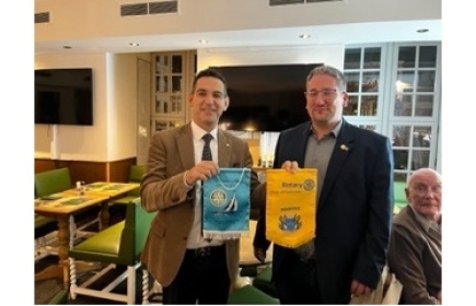 Remise des fanions des deux Rotary clubs de l'île Maurice par notre ami Jean-Luc Vasseur